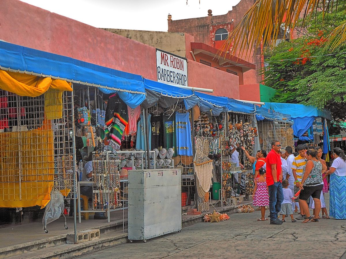 Mercado to Palapas: Cancún's Local Heart Scavenger Hunt card image