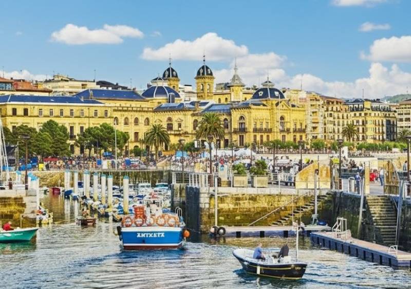 Basque in the Mystery: The Great Hunt by the Bay