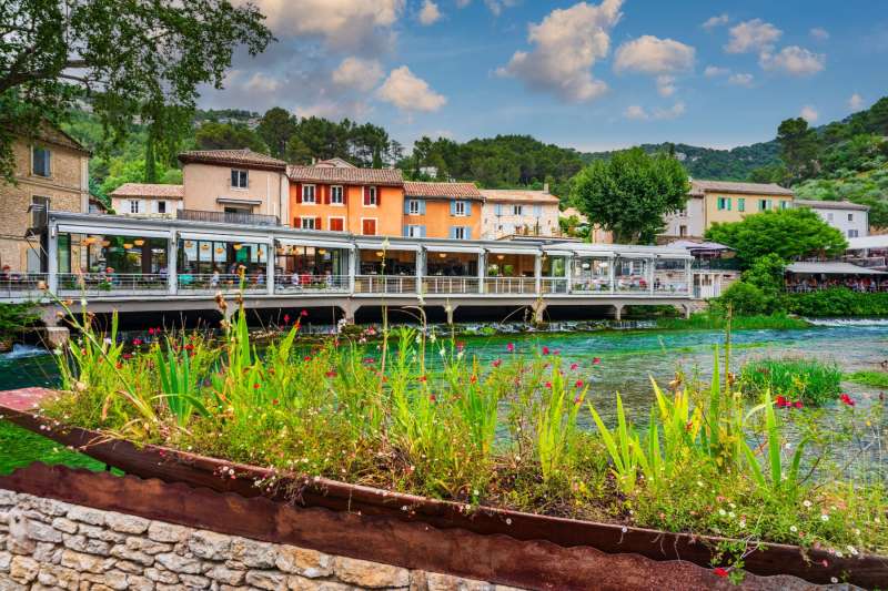 Secrets by the Spring: The Fontaine-de-Vaucluse Hunt