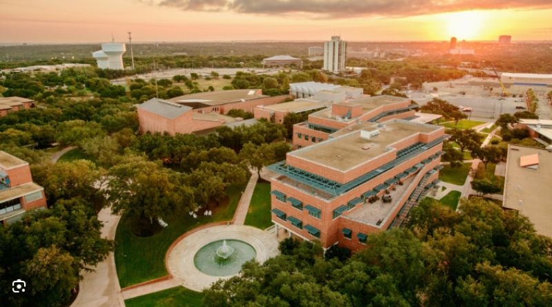 Fotografie principală pentru Vânătoarea de Comori la Trinity University