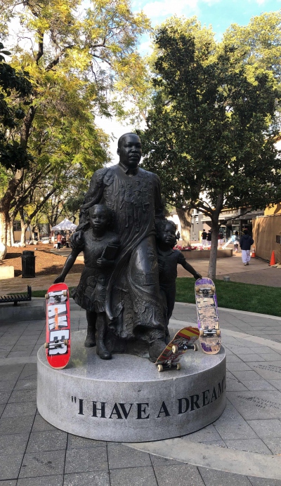 Riverside kincskereső csapatfotó